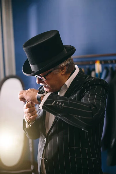 Portrait of posh mature gentleman visiting a tailors shop — Stock Photo, Image