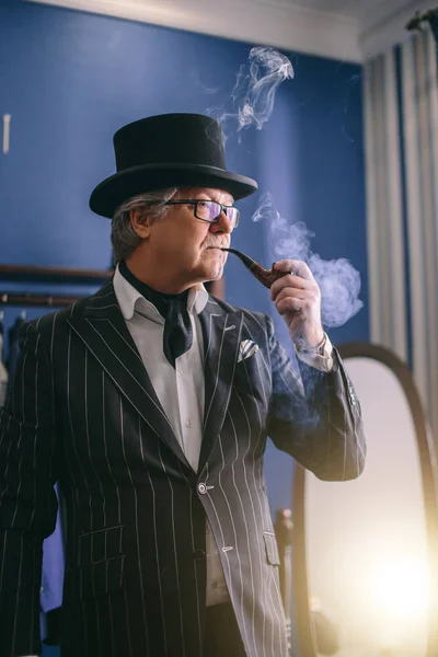 Portret van posh volwassen gentleman, een bezoek aan een winkel kleermakers — Stockfoto