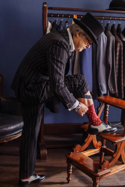 Style rétro confiant homme de mode visitant atelier tailleurs — Photo