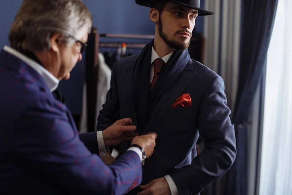 Tailor with client in atelier. Sewing custom made suit — Stock Photo, Image