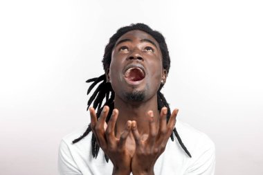 Adam yukarı bakıyor ve 