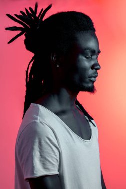 Mavi ve Mor Işıklar Altında Afrikalı Adam Portresi