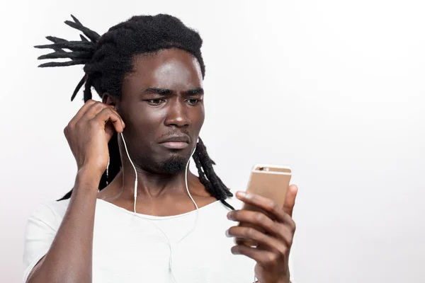 Retrato de homem afro-americano ouvindo música e não como — Fotografia de Stock