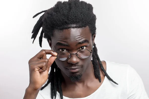 Afroamerikanischer Mann mit Dreadlocks und Brille blickt in Kamera — Stockfoto