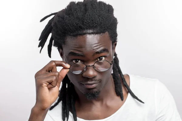 Afro hombre americano con rastas y gafas está mirando a la cámara — Foto de Stock