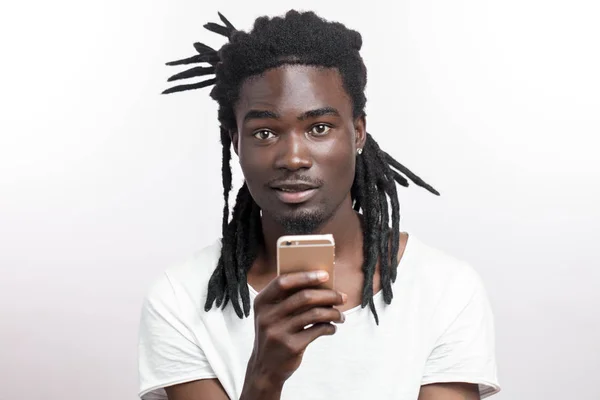 Hombre Piel Oscura Con Rastas Camiseta Blanca Mirando Teléfono Inteligente —  Fotos de Stock