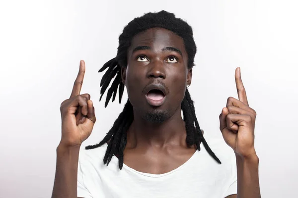 Geschokt Afro-Amerikaanse man draagt witte T-shirt kijken naar camera in verrassing — Stockfoto
