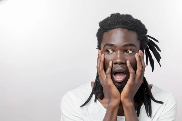Geschokt Afro-Amerikaanse man draagt witte T-shirt kijken naar camera in verrassing — Stockfoto