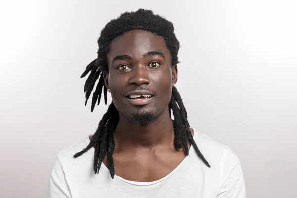 Feliz hombre afroamericano sonriendo aislado en el fondo blanco del estudio. Retrato de perfil masculino afroamericano —  Fotos de Stock