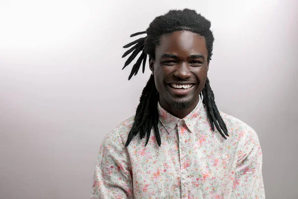 Glücklicher afroamerikanischer Mann, der isoliert auf weißem Studiohintergrund lächelt. Afroamerikanisches Männerprofil — Stockfoto
