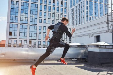 Arkadan görünüm tam uzunlukta fotoğraf. güçlü sportif adam ayrılıyor