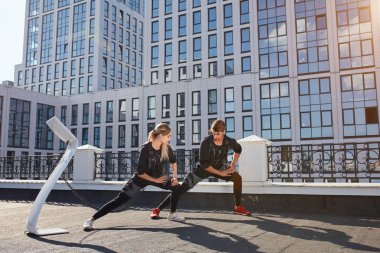 çalışkan birkaç uzanıyor açık havada yapıyor