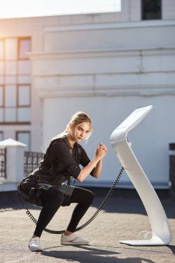 çalışkan sporcumuz en iyi araçları ve fitness stil bileşimlerini kullanarak