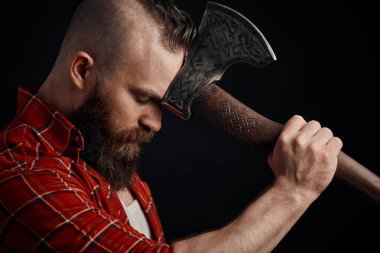 Oduncu. Alnına balta bağlanmış kendine güvenen sakallı adam.