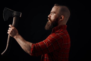 Oduncu. Alnına balta bağlanmış kendine güvenen sakallı adam.