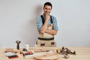 Neşeli sakallı katılımcı işte dinleniyor.