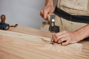 Bir mobilya yapım için ahşap tahta, çivi aşağı çekiç marangoz.