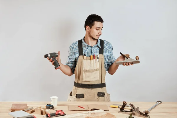 Duygusal erkek marangoz iş giysisi ve şaşkın bakmak karışık önlük — Stok fotoğraf