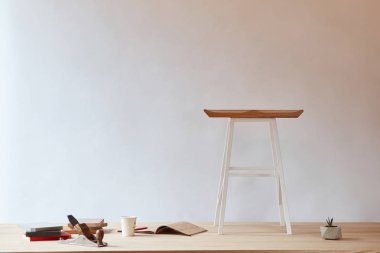 marangoz araçları, notlar için cüzdan, beyaz duvar arkaplanı üzerinde ekleme