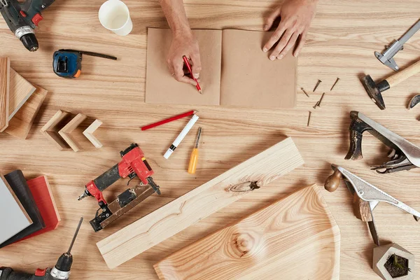 Plat leggen van timmerman s tools op houten achtergrond — Stockfoto