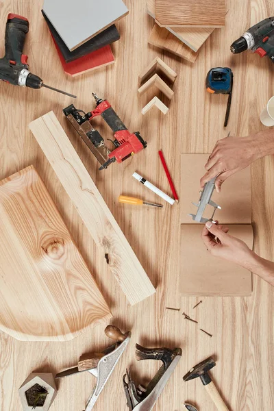 Set timmerlieden gereedschap op houten ondergrond — Stockfoto