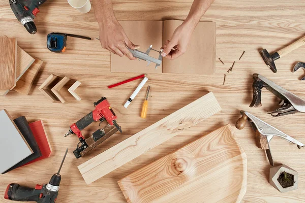 Set timmerman s tools op houten achtergrond, vlakke straal — Stockfoto