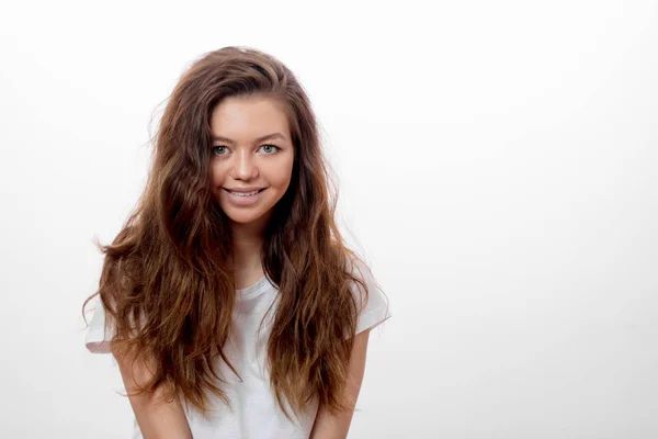 Menina bonita despreocupada com expressão positiva — Fotografia de Stock