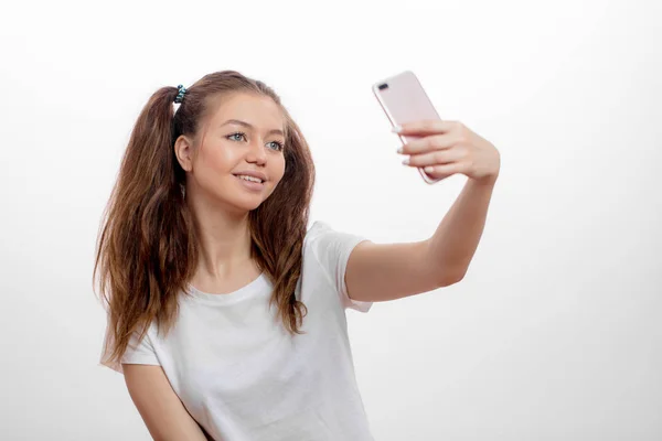 Mujer joven sonriente elegante tomando selfie con su teléfono inteligente — Foto de Stock