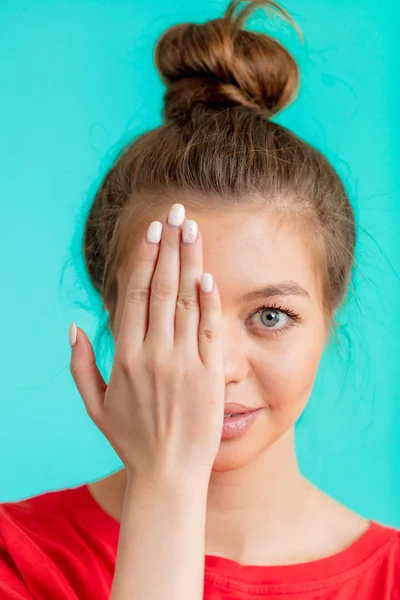 Wunderschöne Frau überprüft ihr Augenlicht — Stockfoto