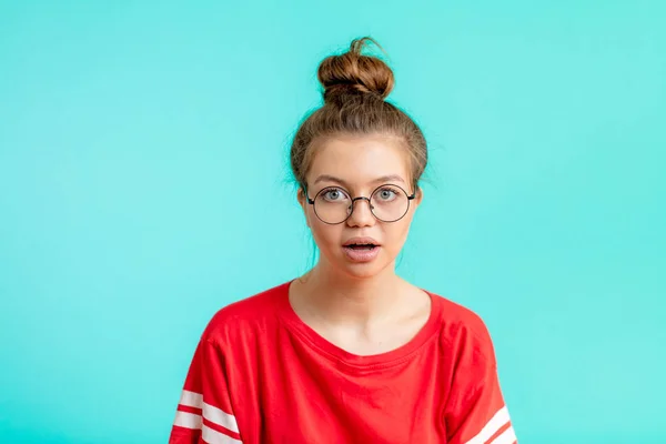 Agradable chica sorprendida con la boca abierta mirando a la cámara — Foto de Stock