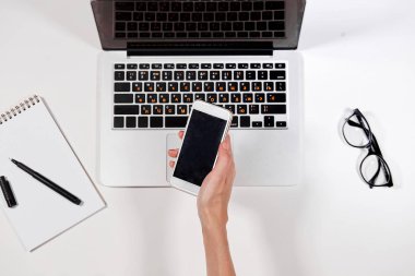 kadın ofiste çalışırken bir telefon görüşmesi yapmak için gidiyor