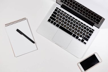 Ofis Masası çalışma için gerekli şeyleri dolu