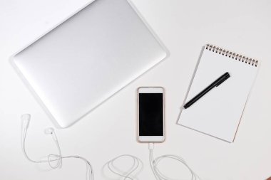 dinlenme zamanı. İşyerinde rahatlatıcı müzik