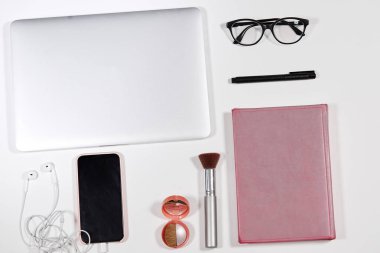 Defter, günlüğü, kalem, bardak, telefon, kulaklık, kozmetik düz yatıyordu bileşimi
