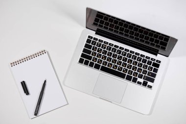 Beyaz masanın üzerinde döşeme Smartphone ve defter