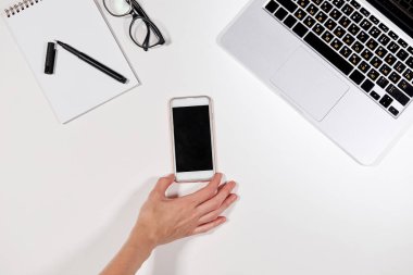 çalışma alanı ile smartphone eller içinde