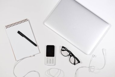 Sekreter çalışırken kulaklık kullandı