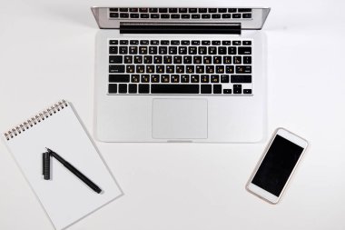 Bu birçok şeyi ile beyaz ofis masası