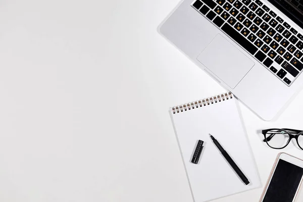 Witte Bureau met veel dingen op het — Stockfoto