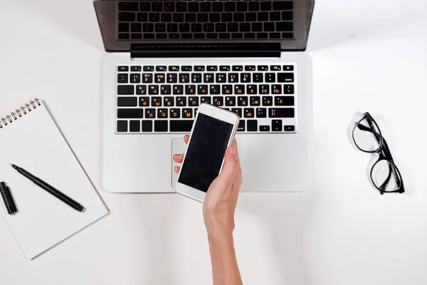 Vrouwtje gaat een telefoongesprek te voeren terwijl u werkt in het kantoor — Stockfoto