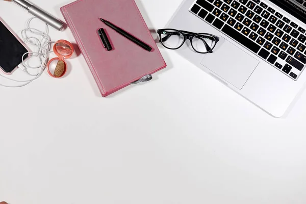 Mesa de escritório glamour. espaço de cópia — Fotografia de Stock