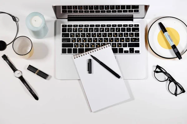 Notebook met bril, horloge, pen, Kladblok, lipsteack op de tafel gelegd — Stockfoto