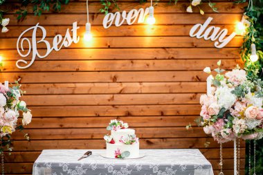 Tablo ile güzel bir bahçe törenle düğün beyaz masa örtüsü ile kaplı