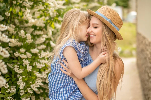 Moeder en kind knuffelen en plezier outdoor natuurpark — Stockfoto