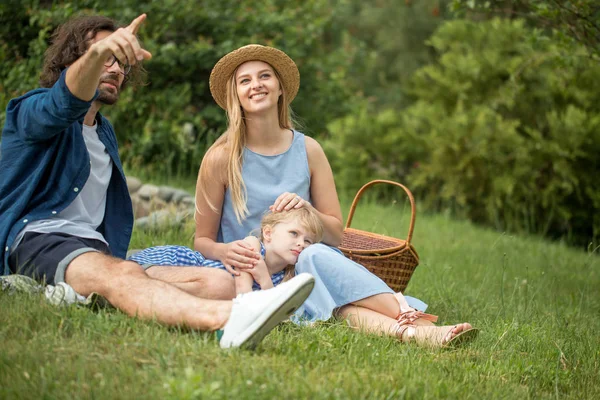 かわいい娘、青い服、帽子の女屋外ピクニック幸せな家族 — ストック写真