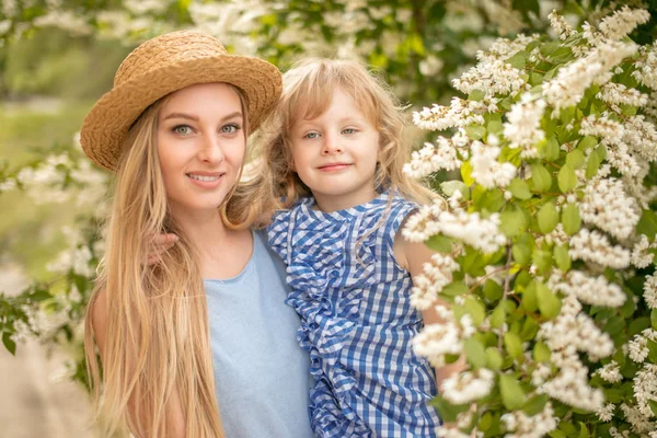 Levensstijl portret moeder en dochter in happines aan de buitenkant kijken in de camera — Stockfoto