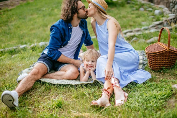 Casal em piquenique em campo no dia ensolarado de verão desfrutando e descansando. beijando e se divertir — Fotografia de Stock