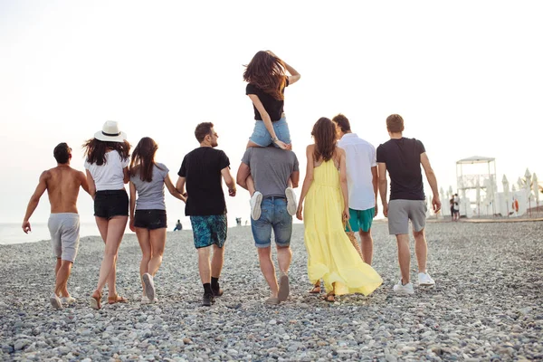 Happy mans and womans walk at the beach Group of friends enjoying beach holidays — Stock Photo, Image