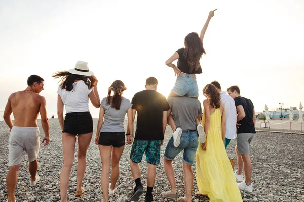 Happy mans and womans walk at the beach Group of friends enjoying beach holidays — Stock Photo, Image