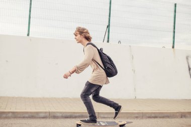 Çocuk Longboard boardwalk, sıcak yaz saati sürme